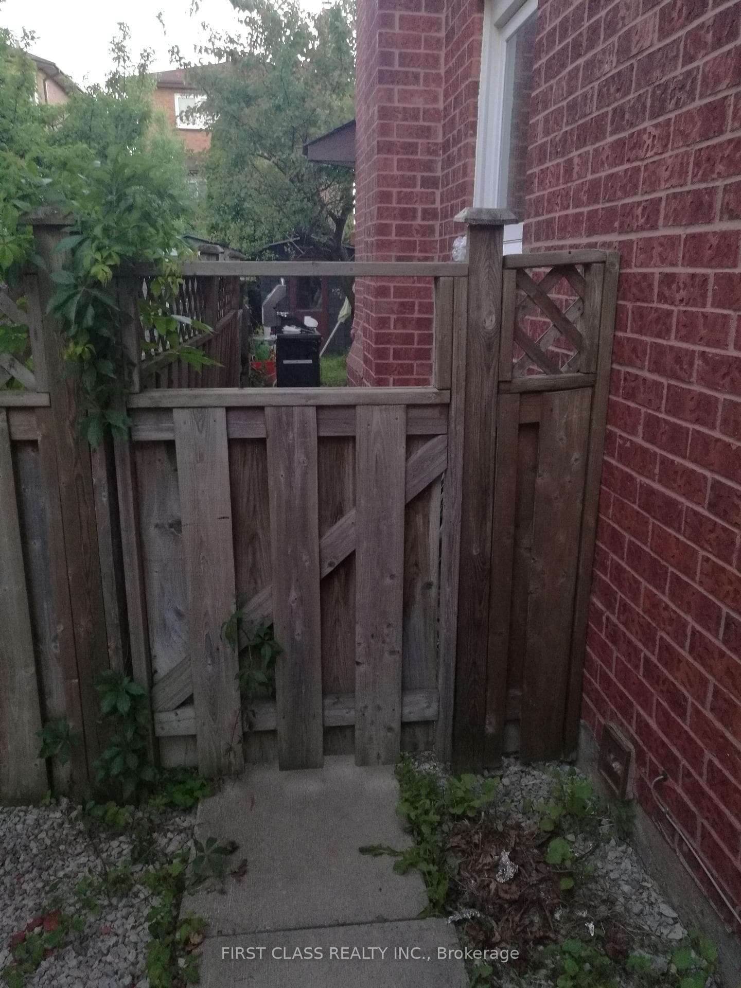631 Roselaire Trail photo 4