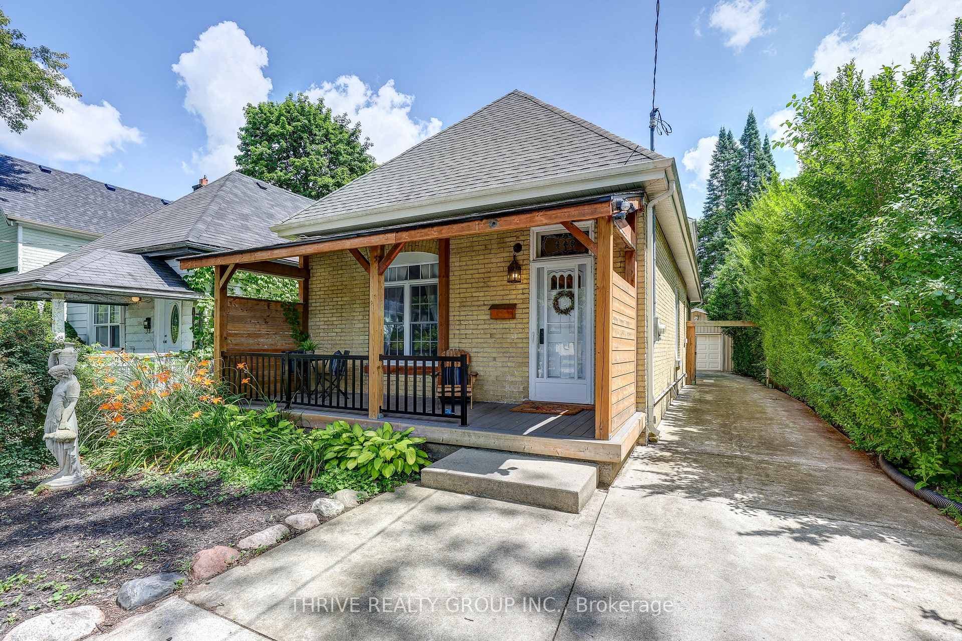 866 William Street photo 3