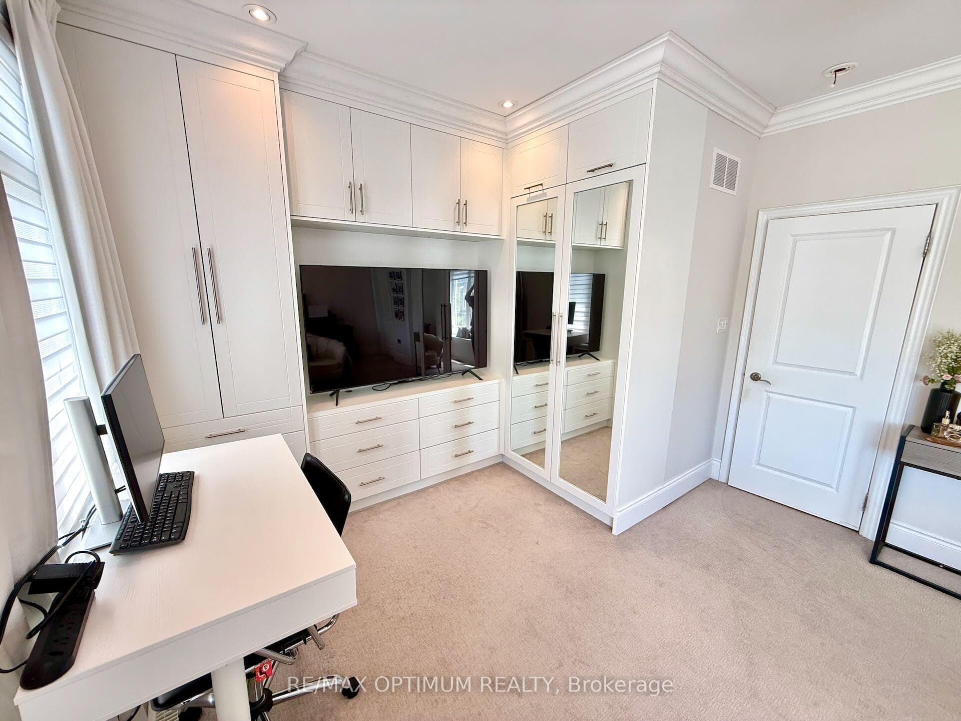 47 Royal West Drive photo 33