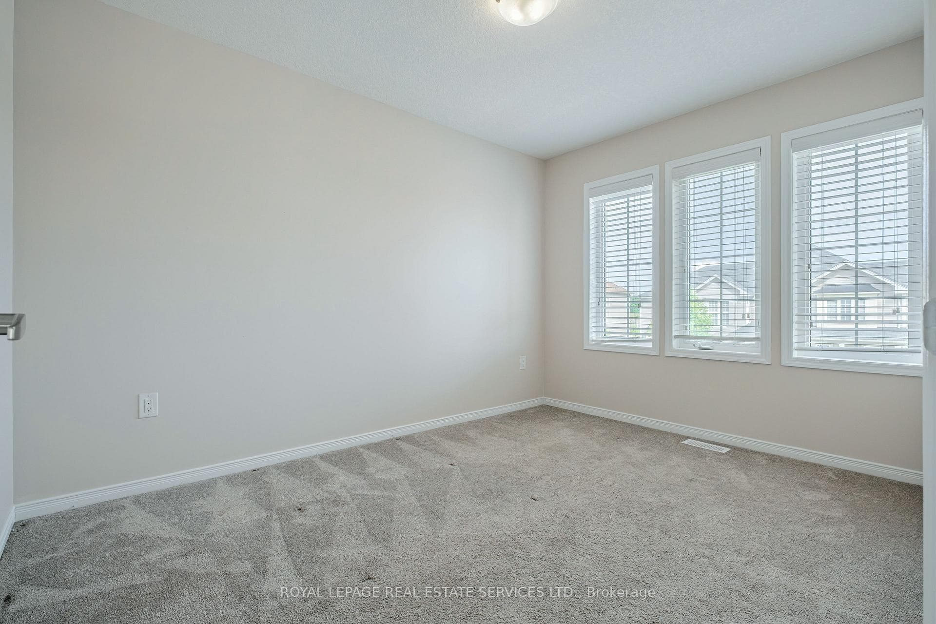 152 Munro Circle photo 38