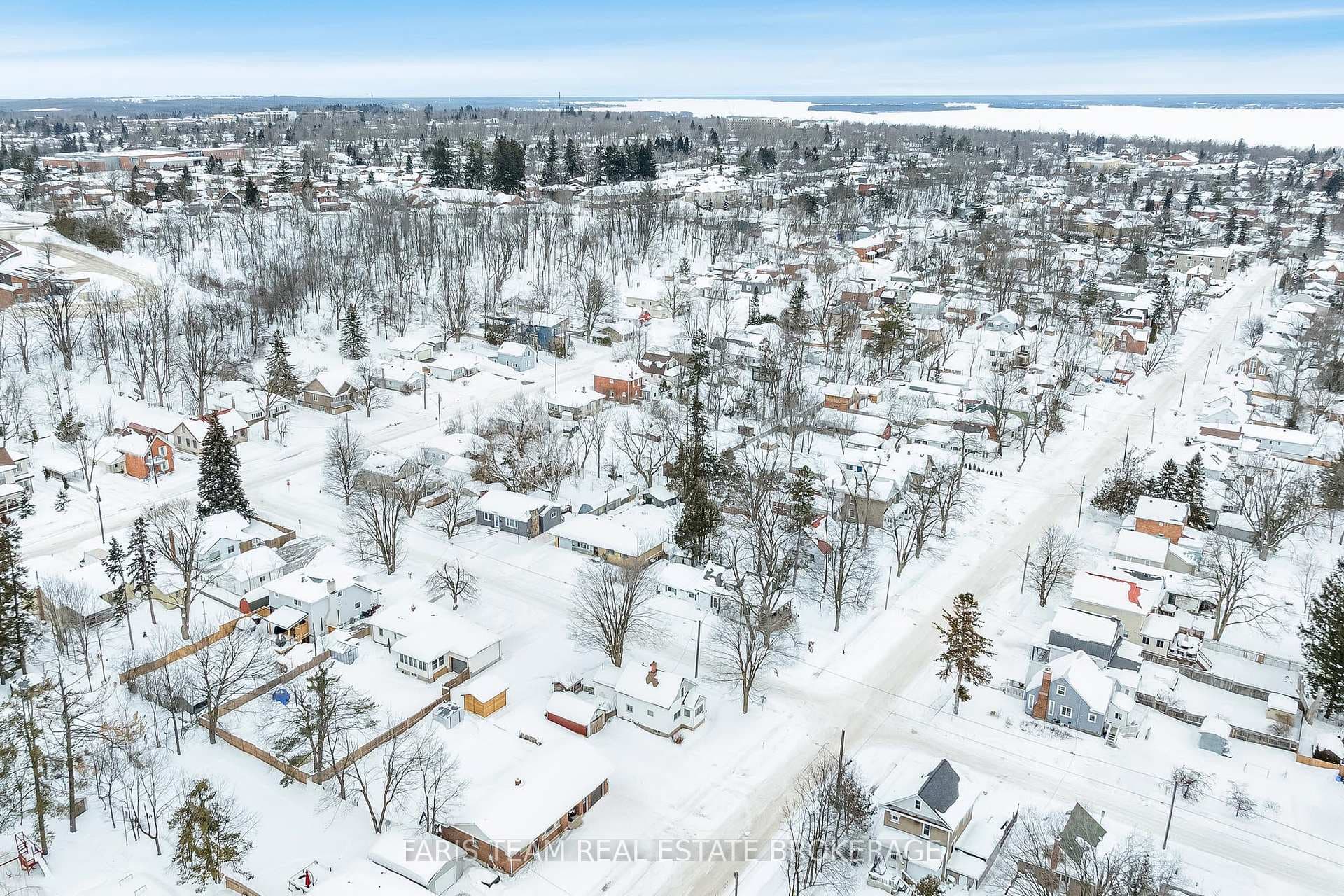 302 Nottawasaga Street photo 35