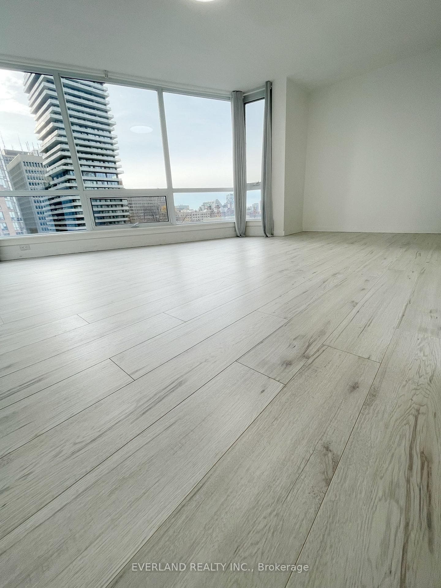 1055 Bay Street Unit 910 photo 1