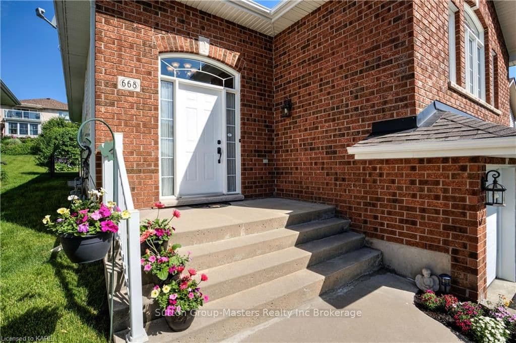 668 MELROSE Street photo 5