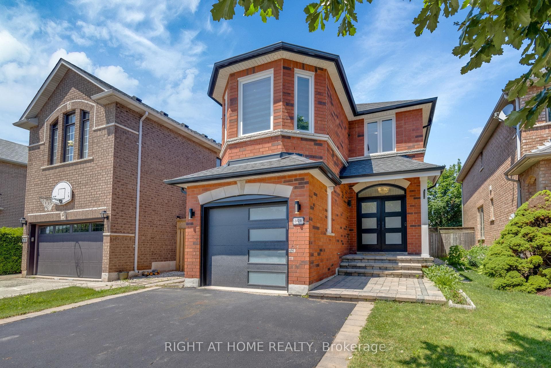 2029 Westmount Drive photo 2