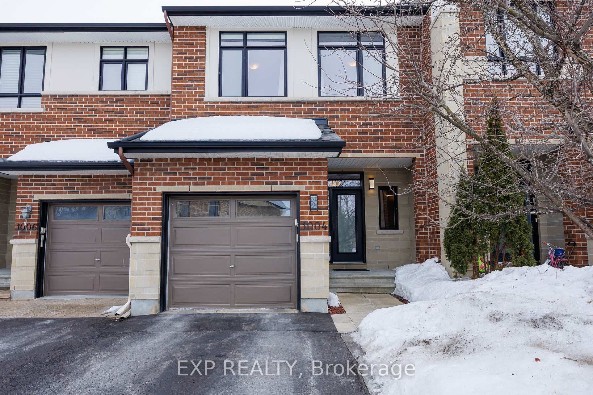 1004 Ottenbrite Crescent photo 1