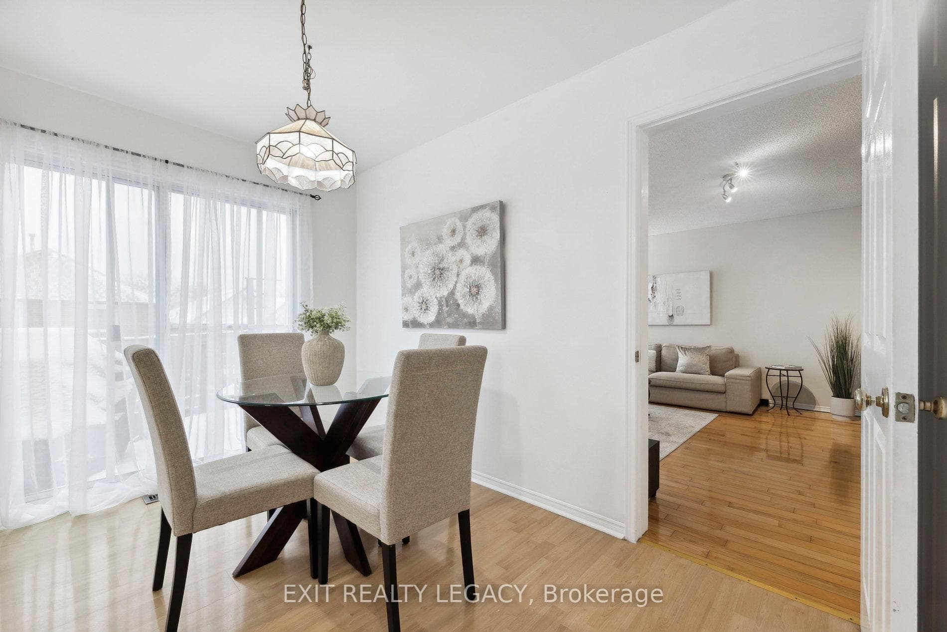 1586 Heathside Crescent photo 9
