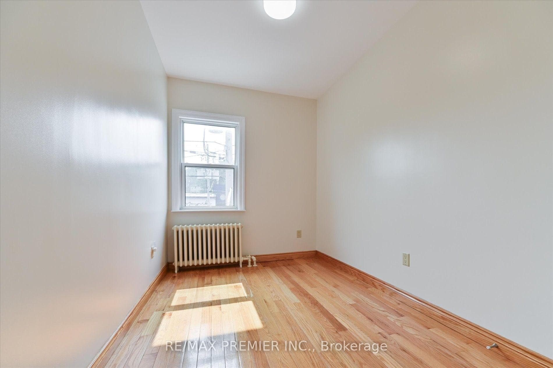 1575 Bayview Avenue photo 11
