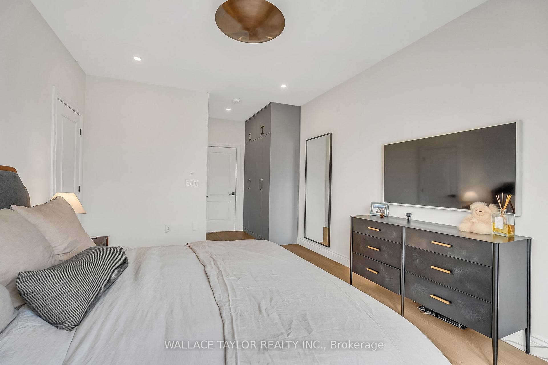 193 Perth Avenue photo 31