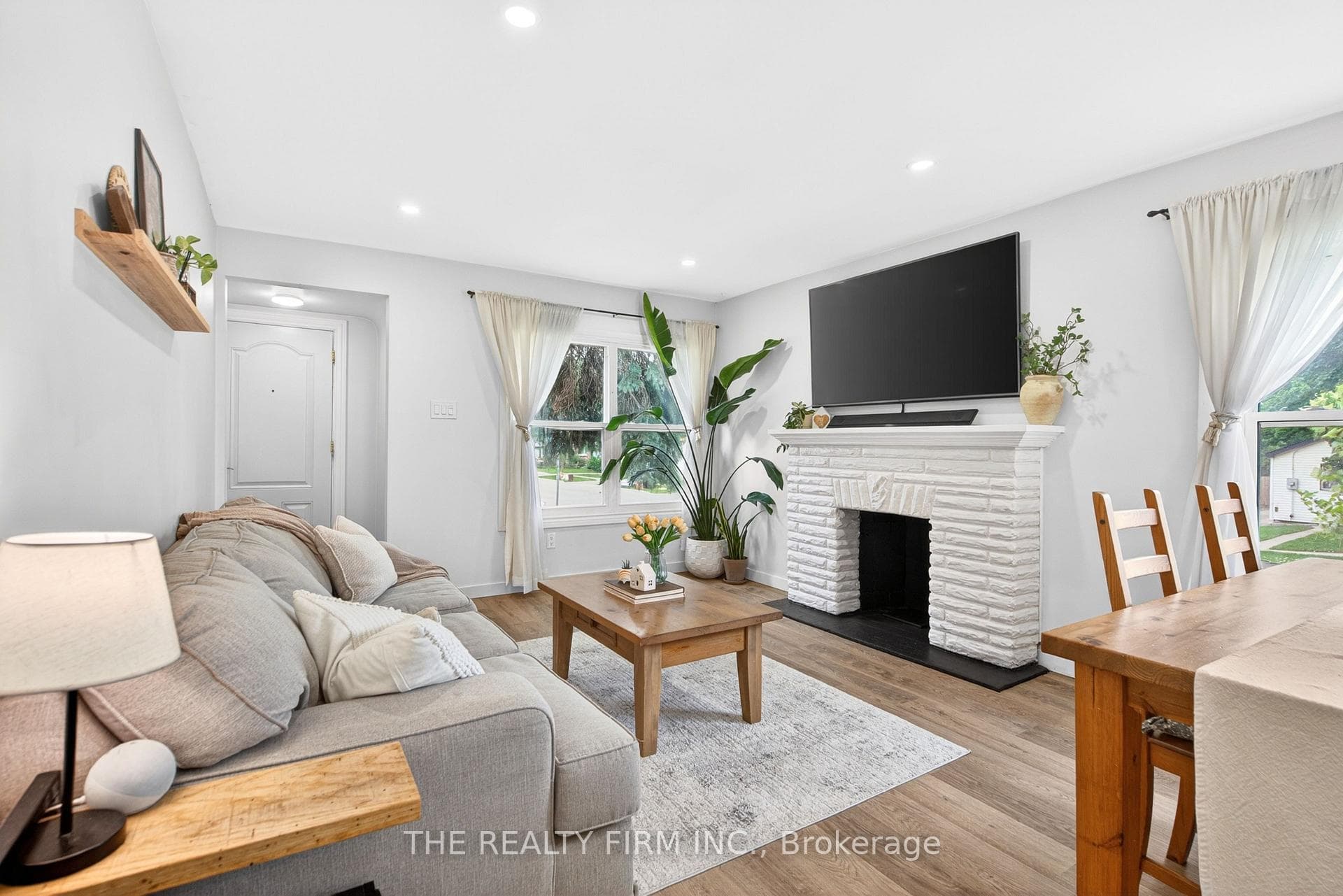 452 Merlin Street photo 4