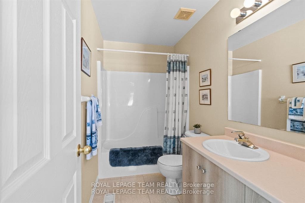 4 piece main bathroom
