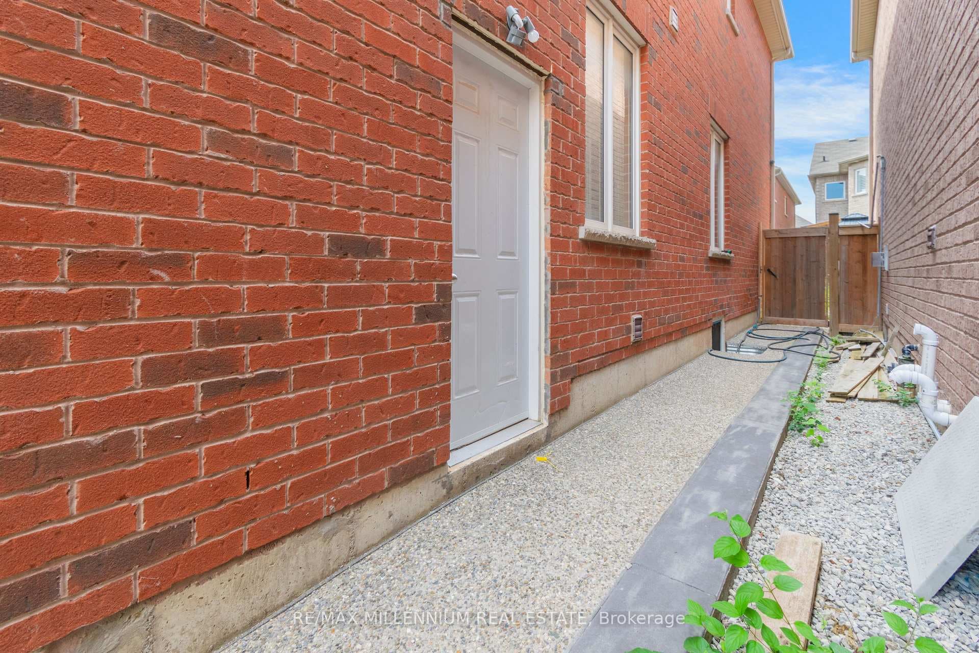 481 Bessborough Drive photo 5