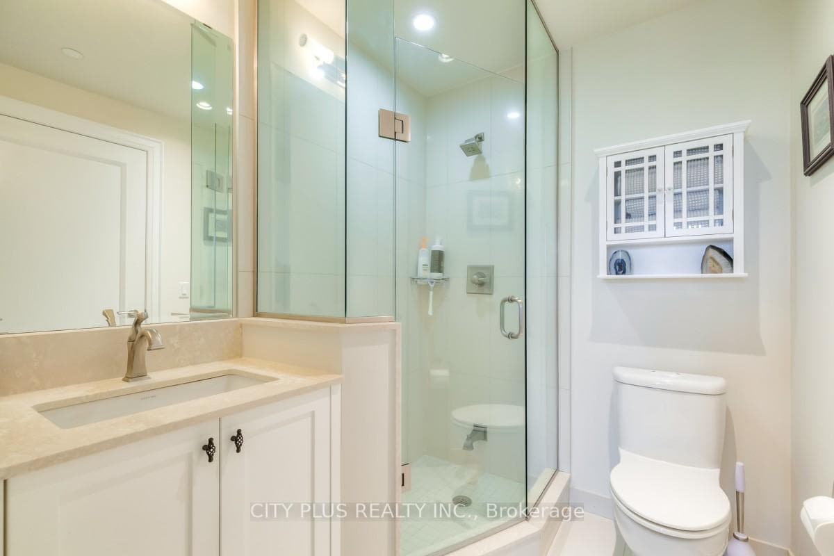 Main Bath / Semi Ensuite