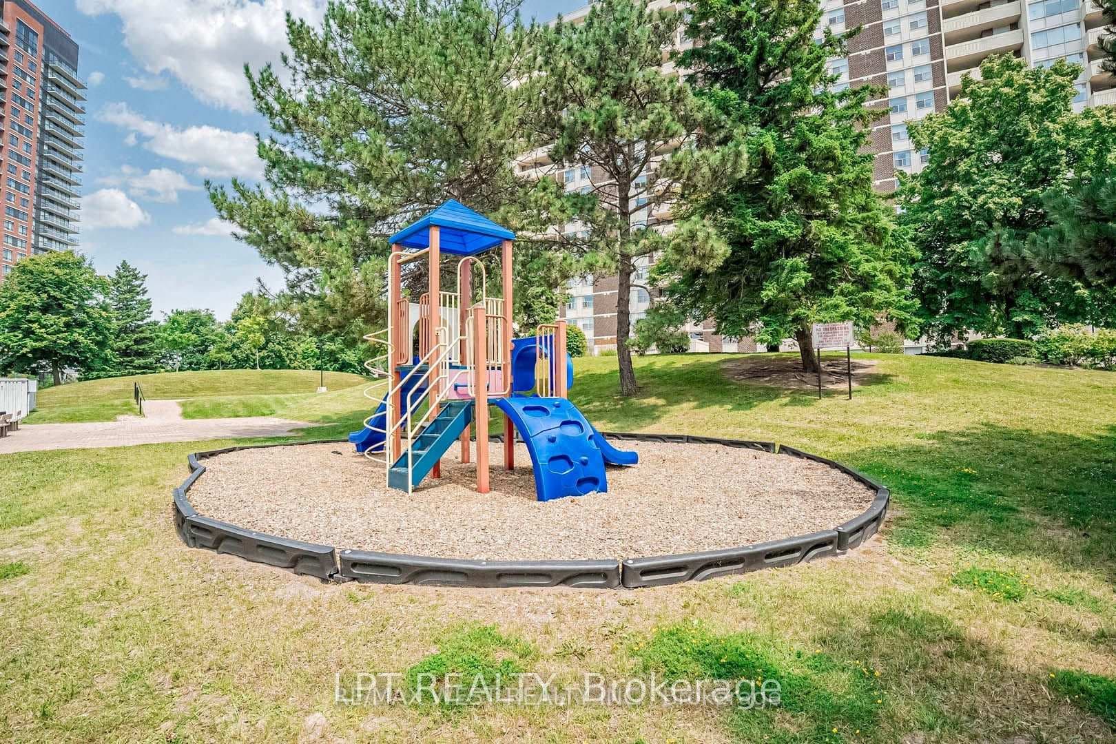 66 Falby Court Unit 811 photo 32