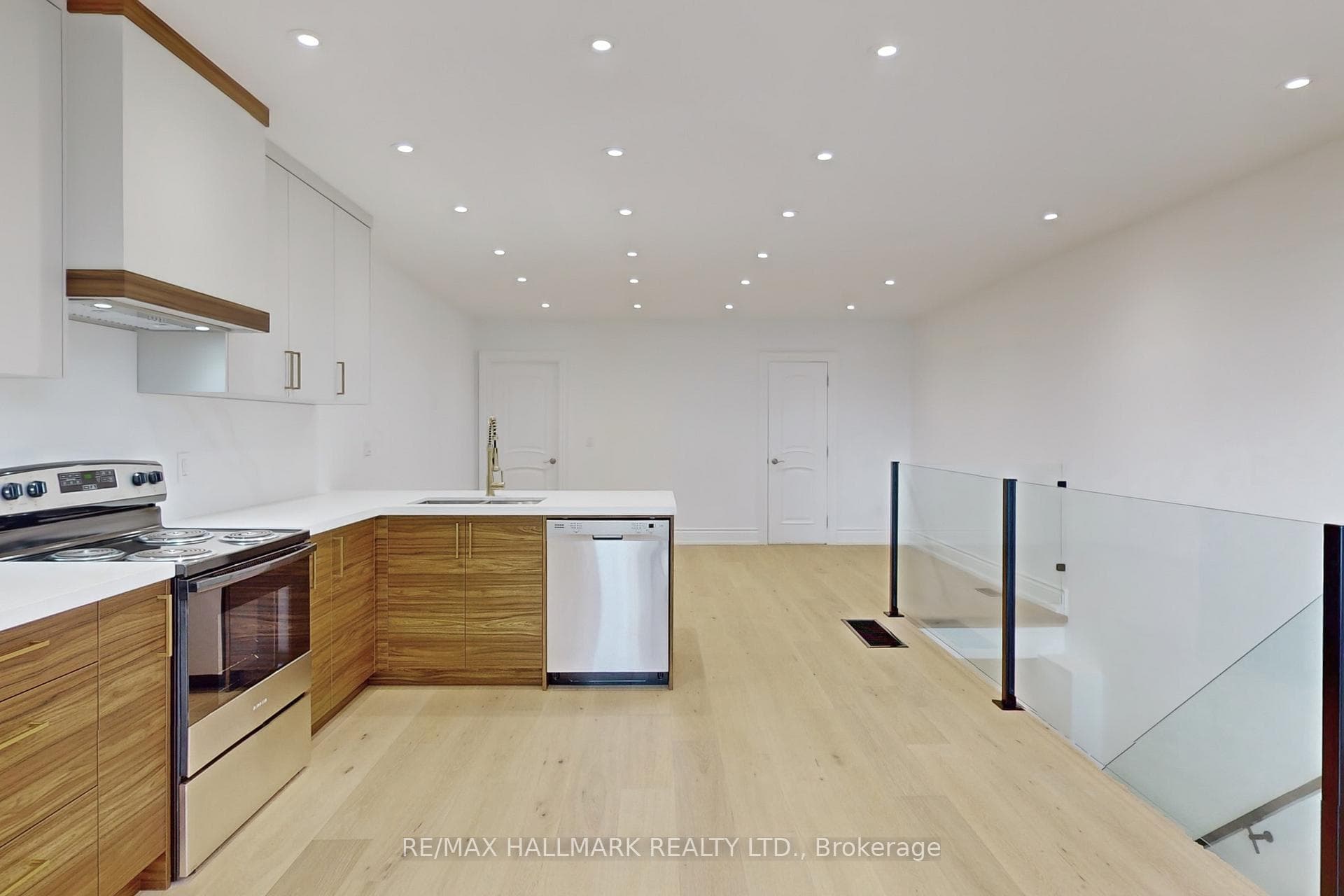 58 Corbett Avenue Unit Upper photo 8