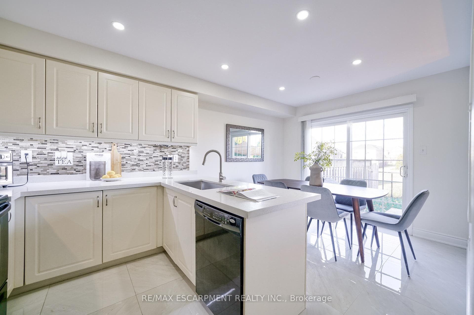 1145 Riddell Crescent photo 17