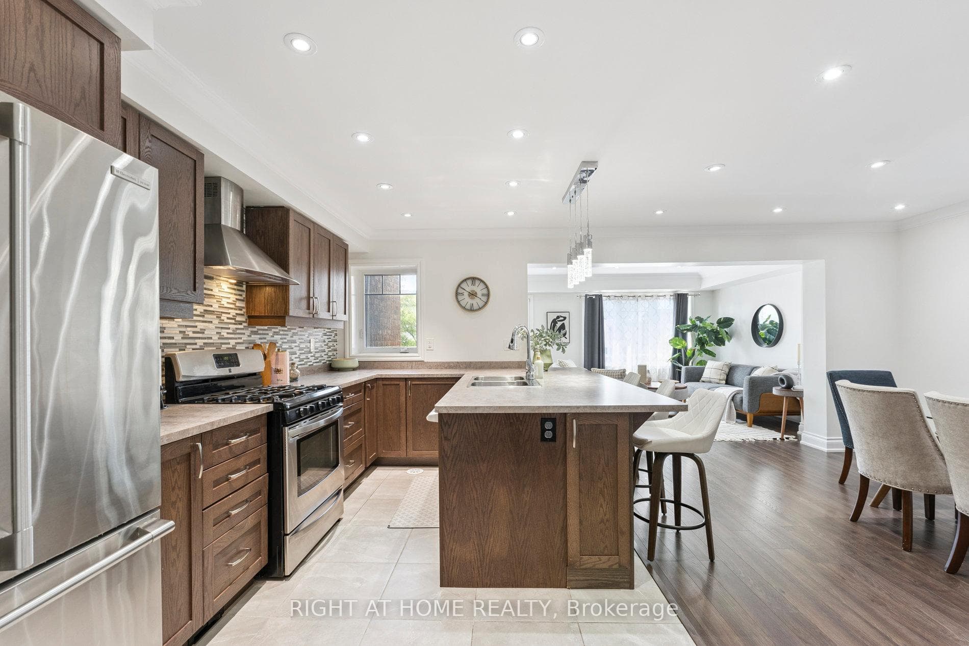 1137 Duignan Crescent photo 21
