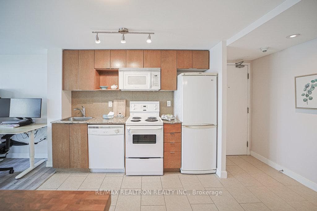 15 FORT YORK Boulevard Unit 2705 photo 5