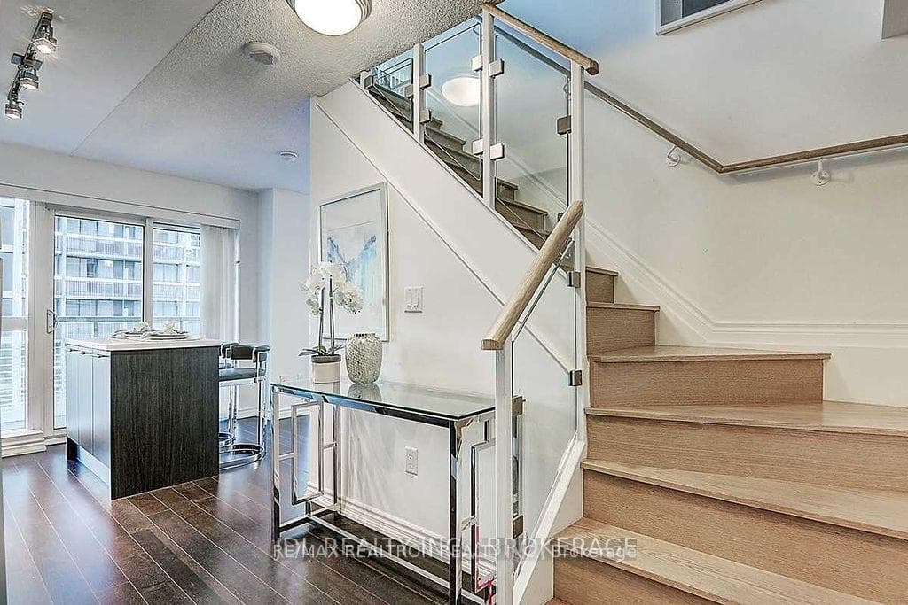 386 Yonge Street Unit 1112 photo 6
