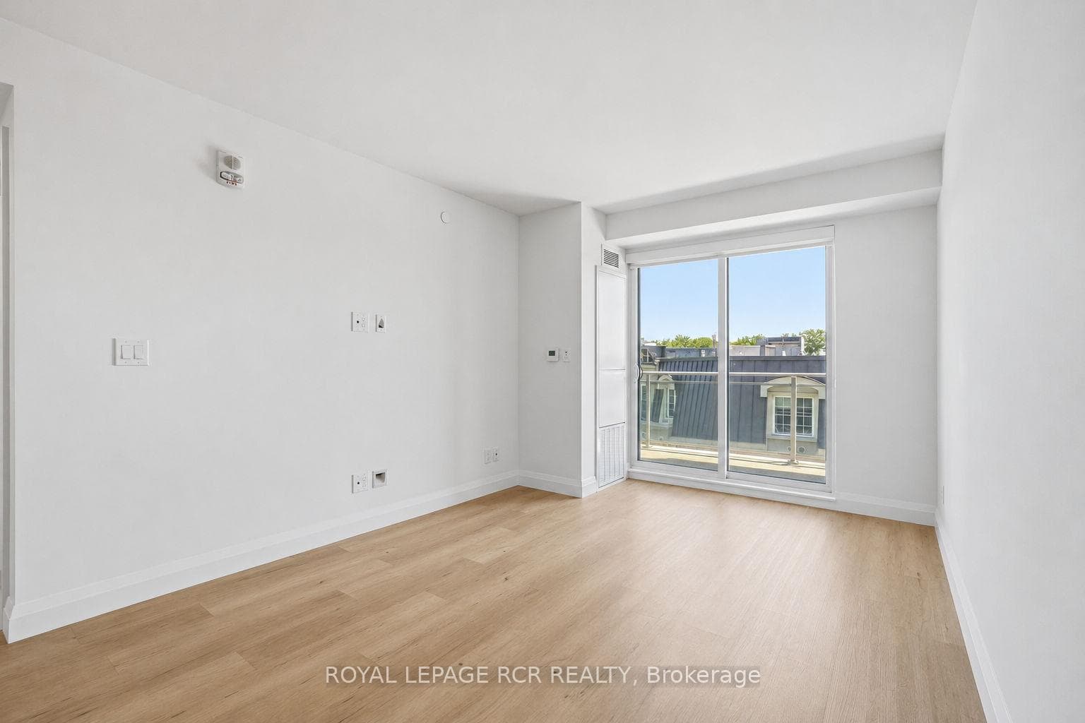 Living Room - vacant