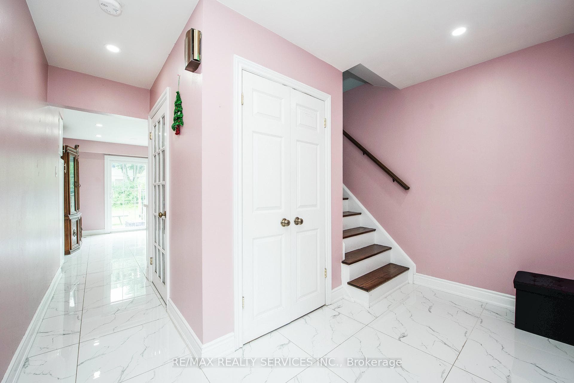 28 Dearbourne Boulevard photo 7