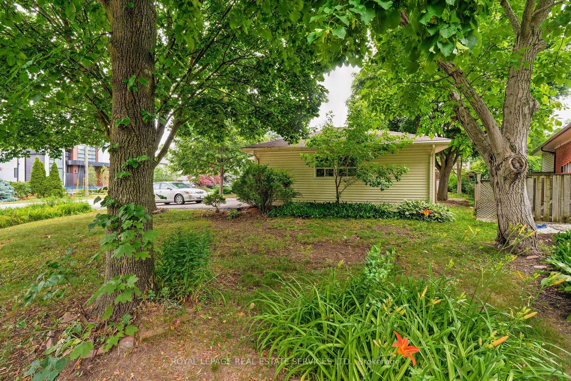 478 Avon Crescent photo 41