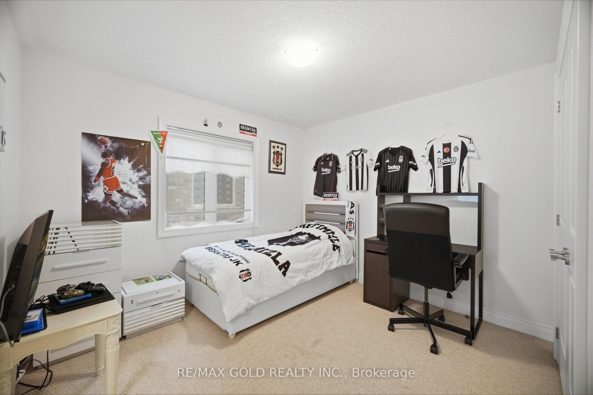 11 Sinatra Street photo 20