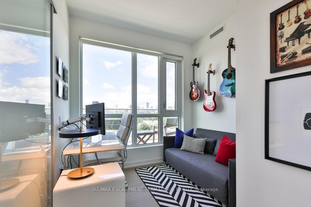 150 LOGAN Avenue Unit 806 photo 21