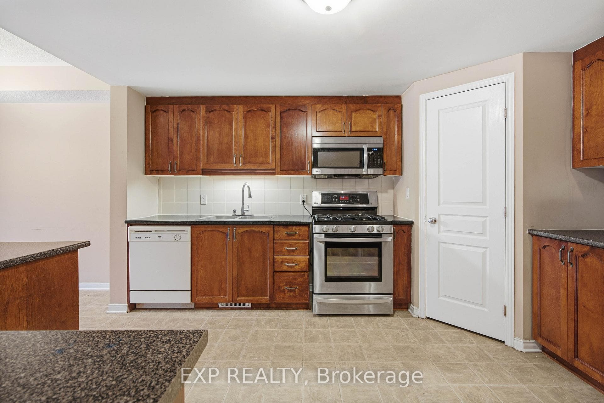 705 Regiment Avenue photo 7