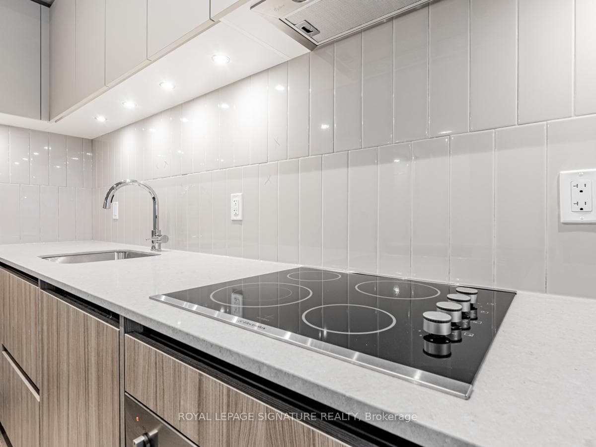 8 Beverley Glen Boulevard Unit D320 photo 11