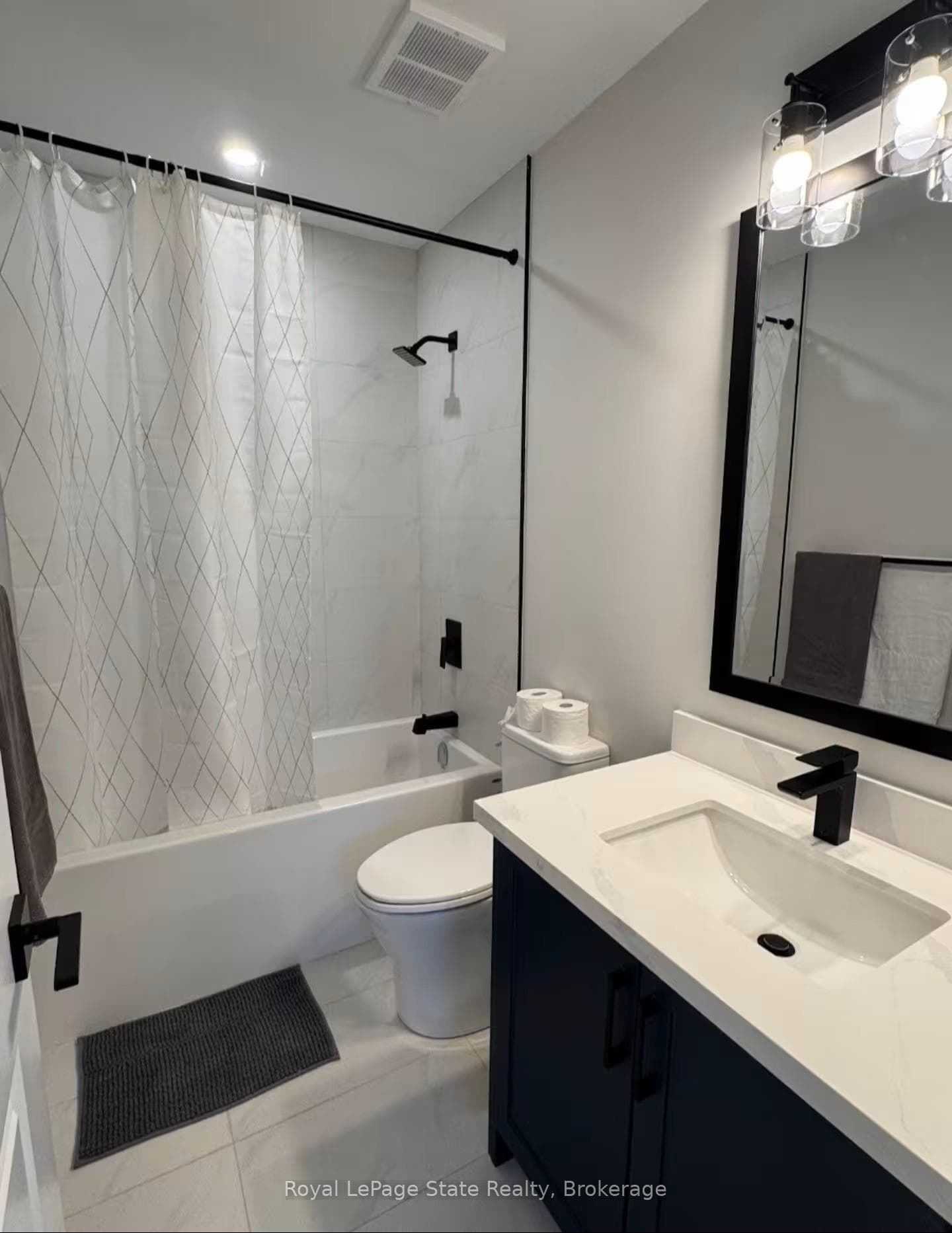 132 Hodgkins Avenue Unit Lower photo 2
