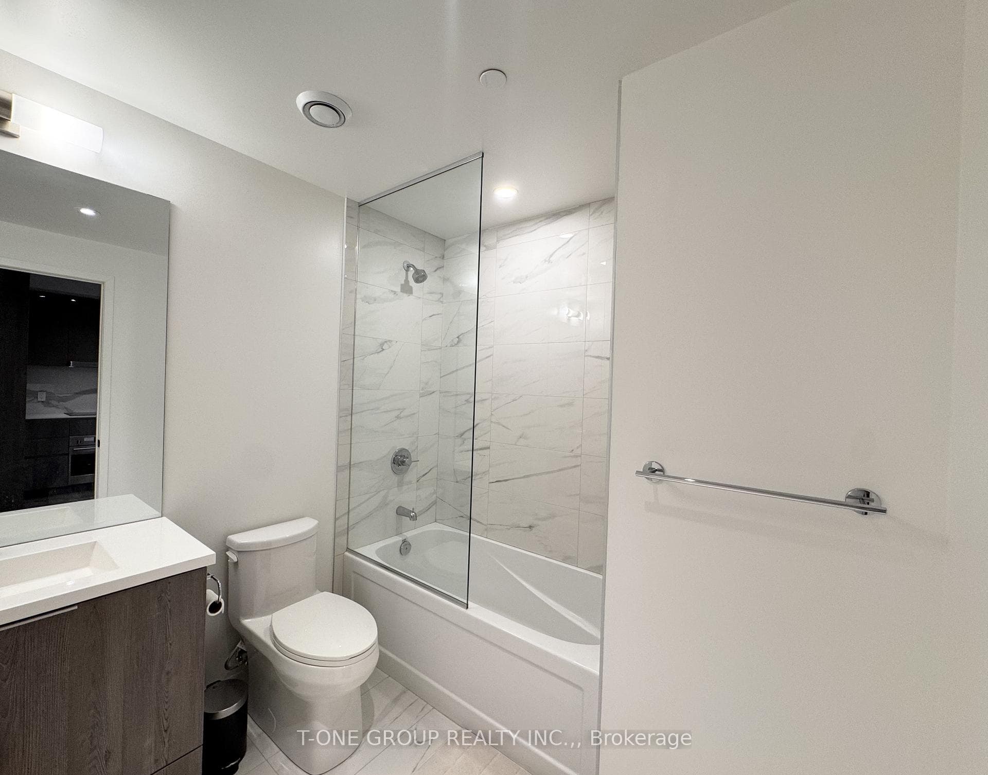 8 Interchange Way Unit 2515 photo 12