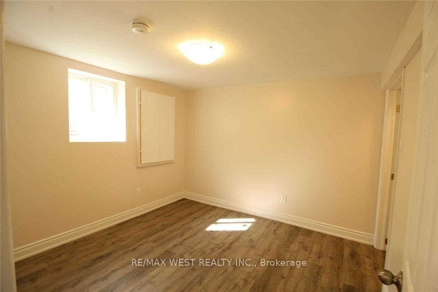 53 Sutherland Avenue Unit Bsmt photo 9