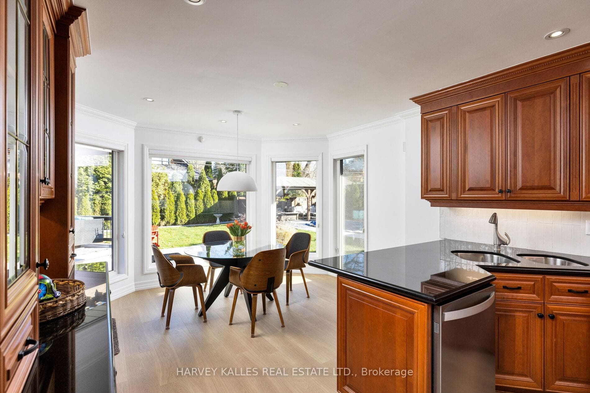 521 The Kingsway N/A photo 11