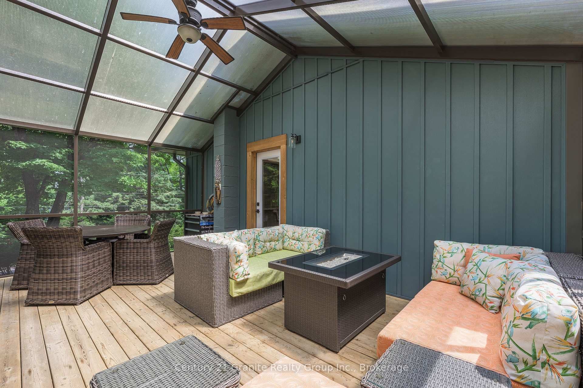 1283 Wonderland Road photo 15