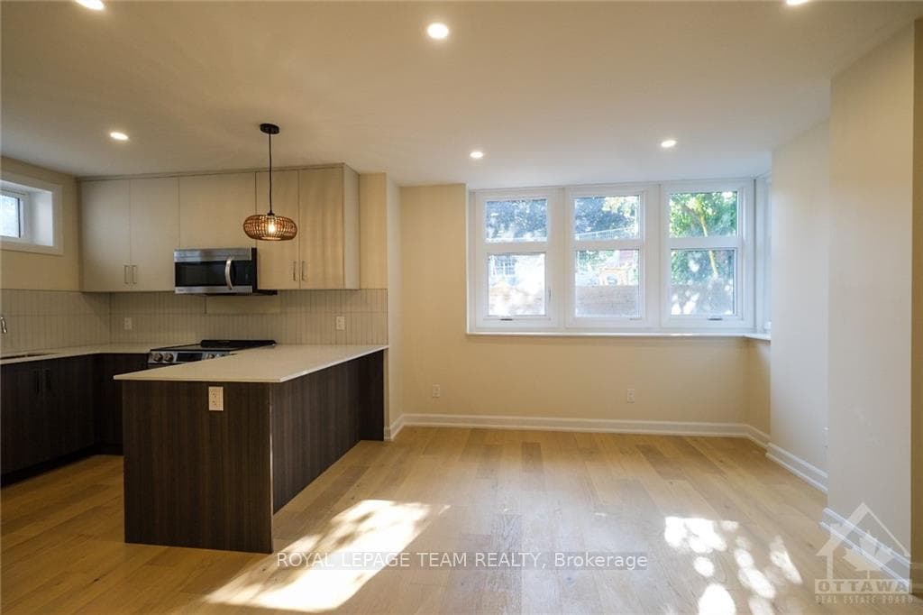 415 TWEEDSMUIR Avenue Unit D photo 2