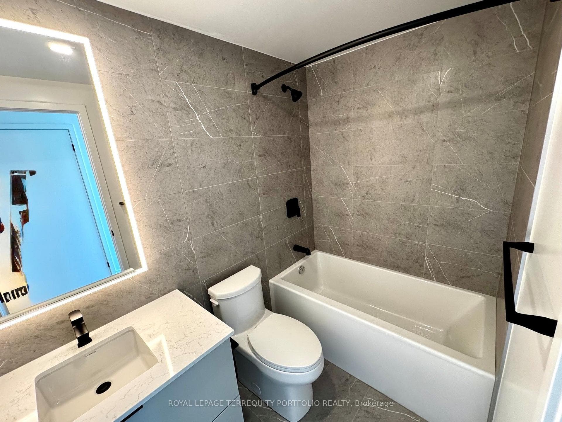 609 Sherbourne Street Unit 3102 photo 6