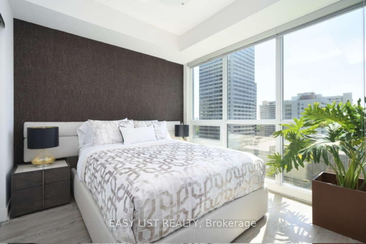 30 Roehampton Avenue Unit 1403 photo 8