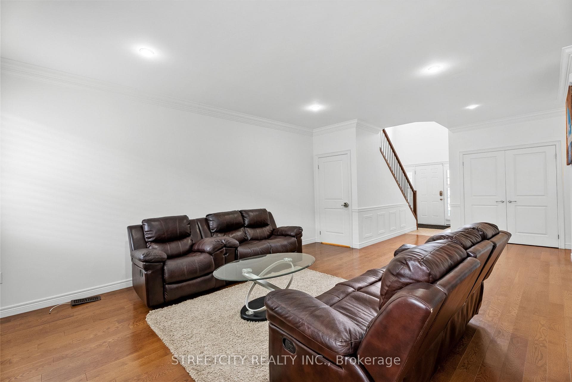 689 SPRINGWOOD Crescent photo 8