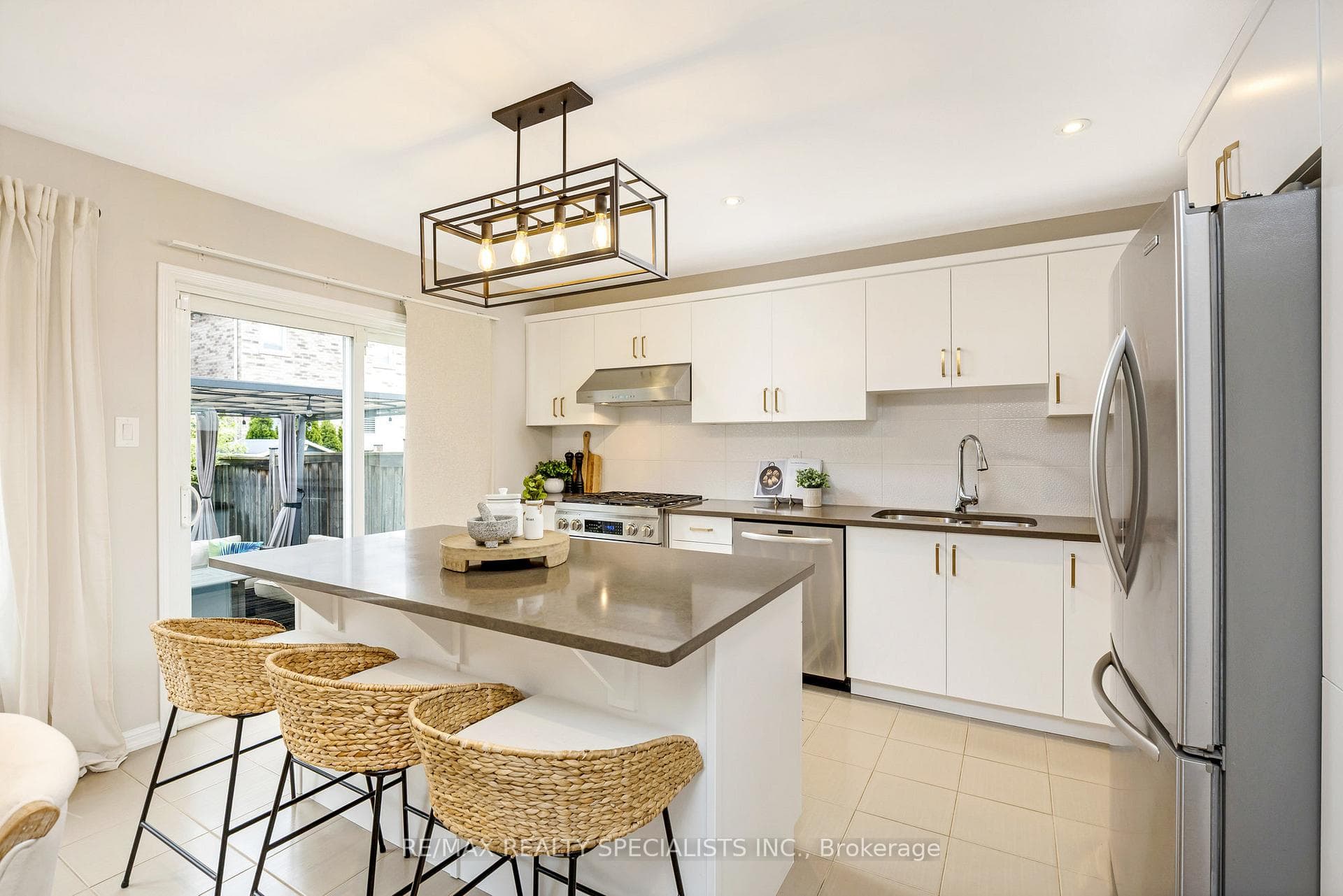 435 Zuest Crescent photo 15
