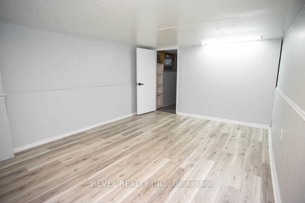 8 Helen Avenue photo 19