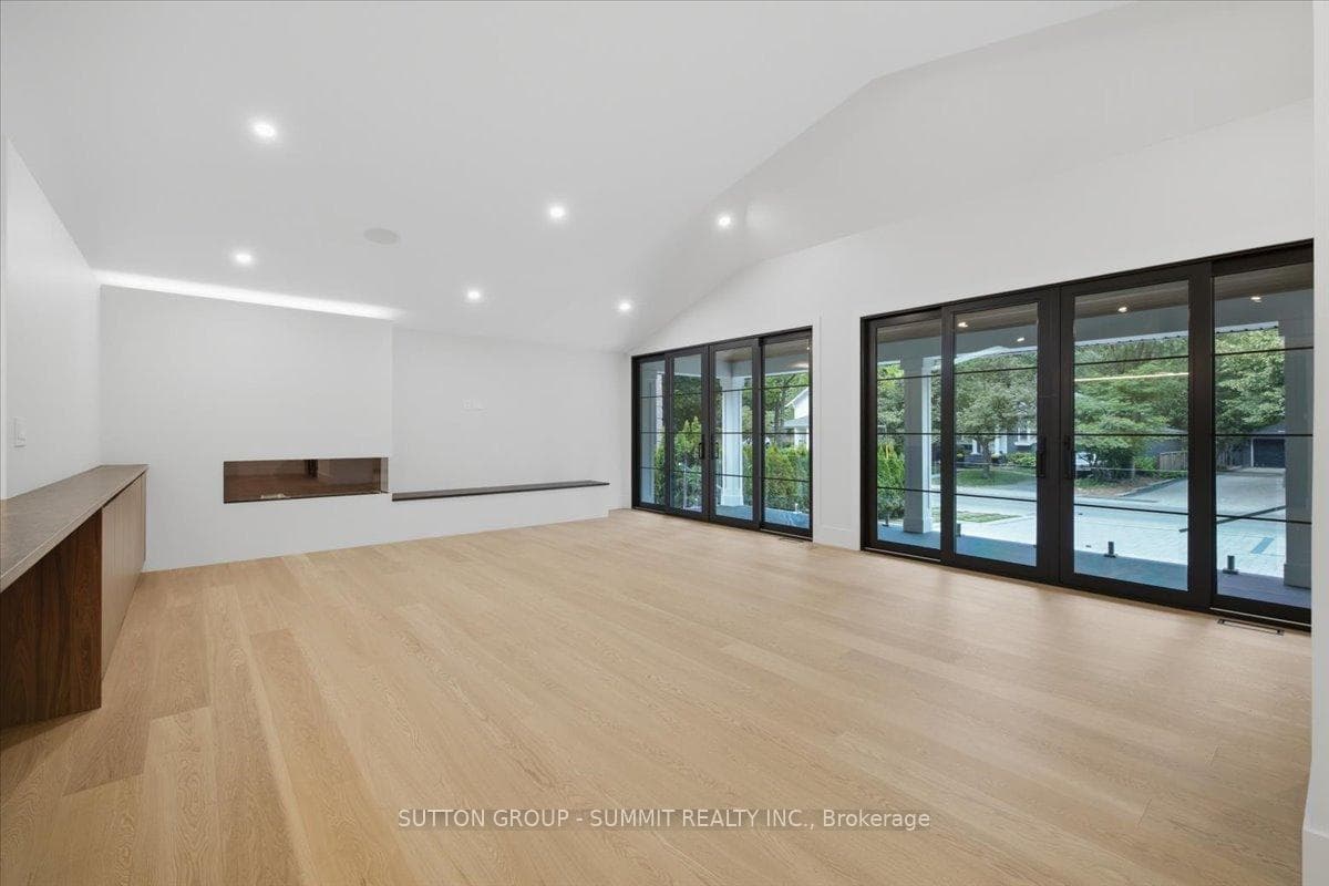 160 Allan Street photo 5