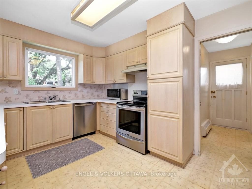 968 SADLER Crescent photo 14