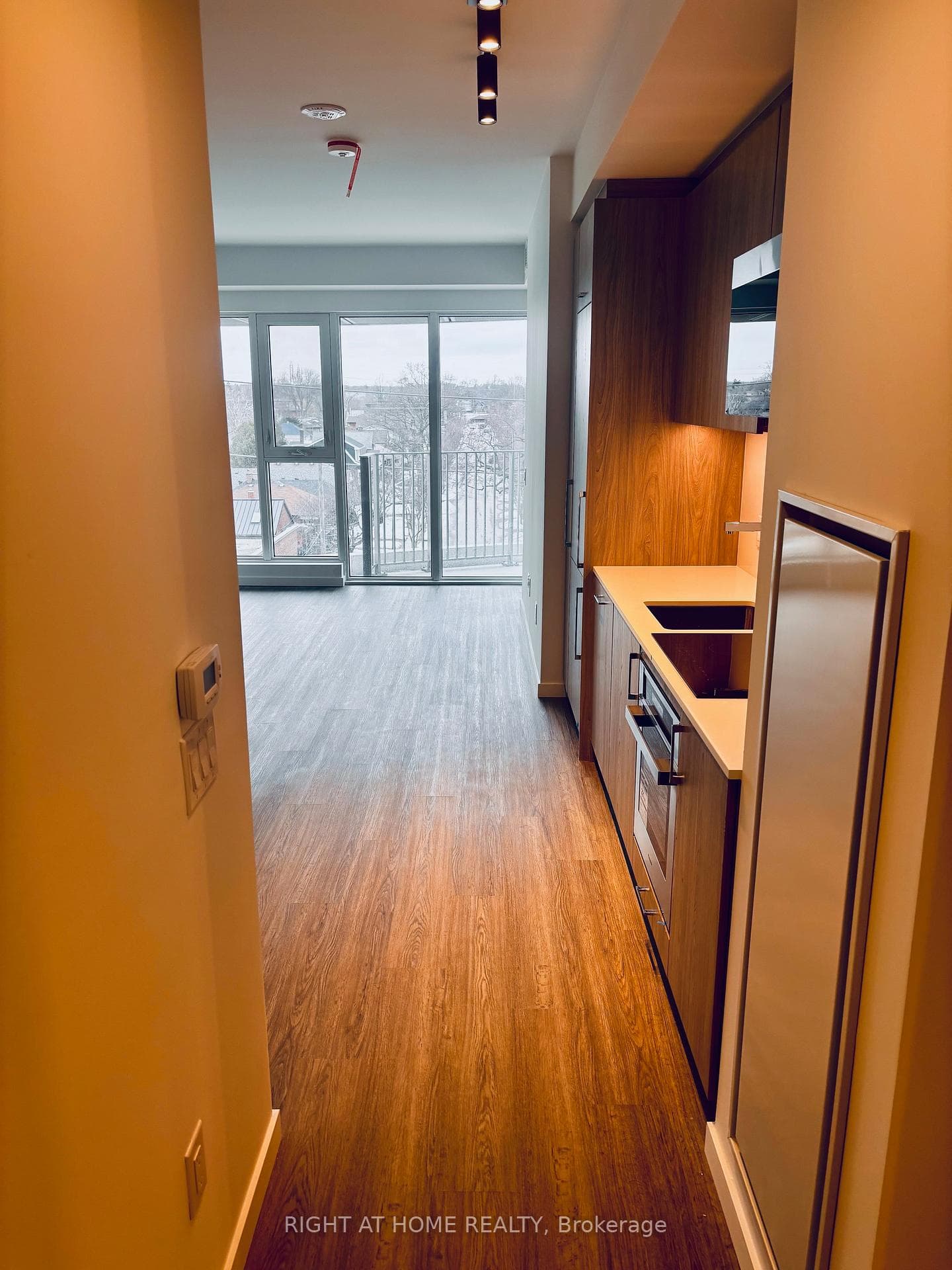 689 The Queensway N/A Unit 512 photo 2