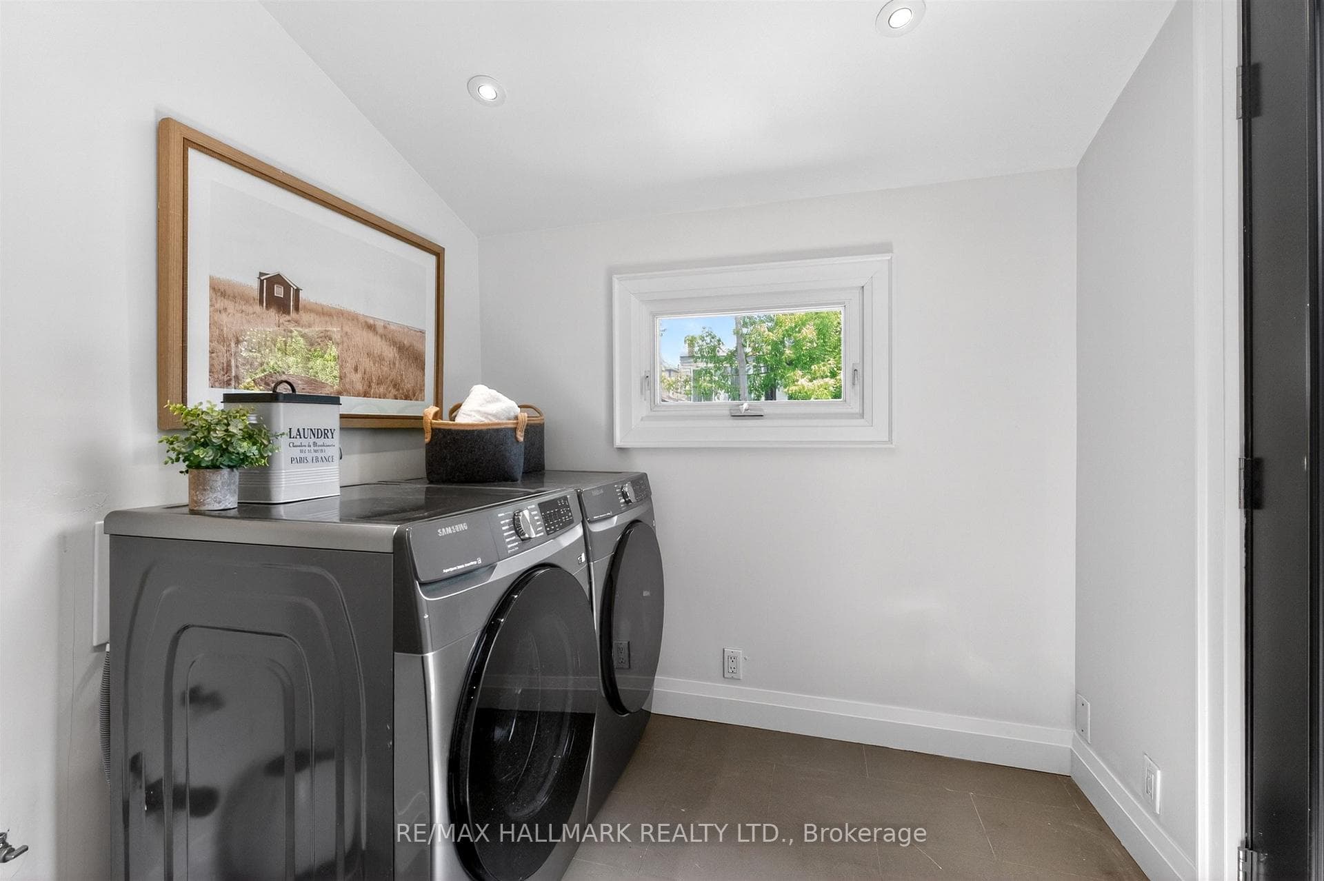 687 Durie Street photo 17