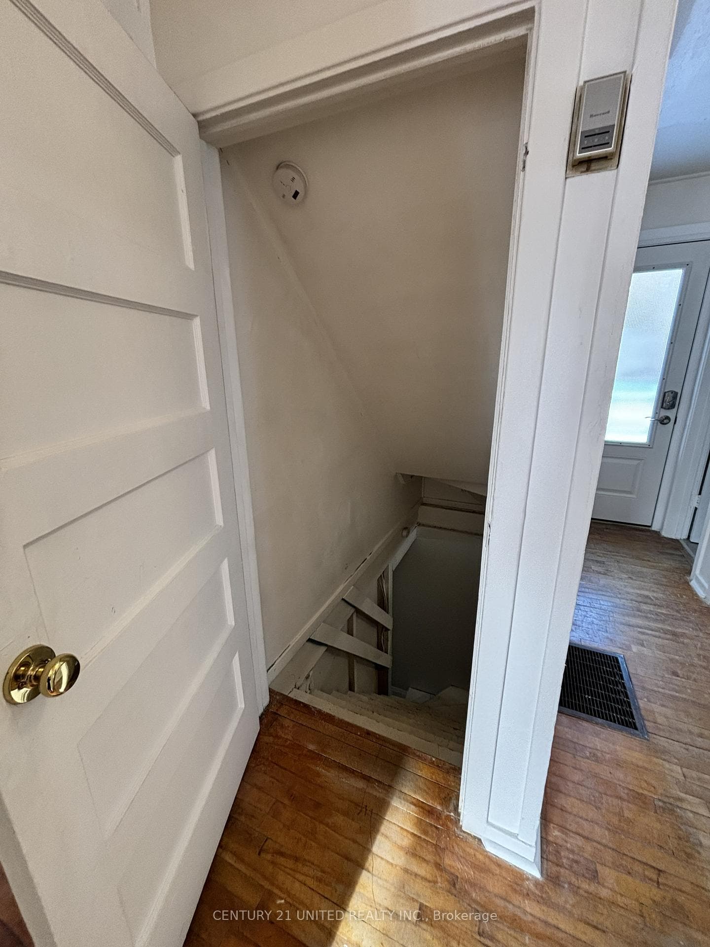 638 Mckellar Street photo 16