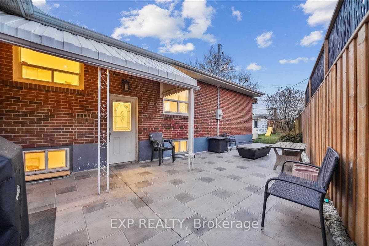 137 Kingsview Boulevard photo 37