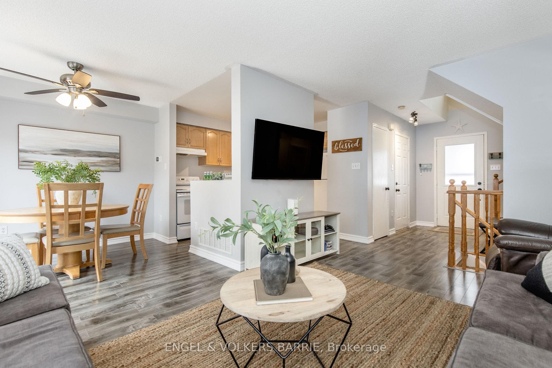 154 PICKETT Crescent photo 11