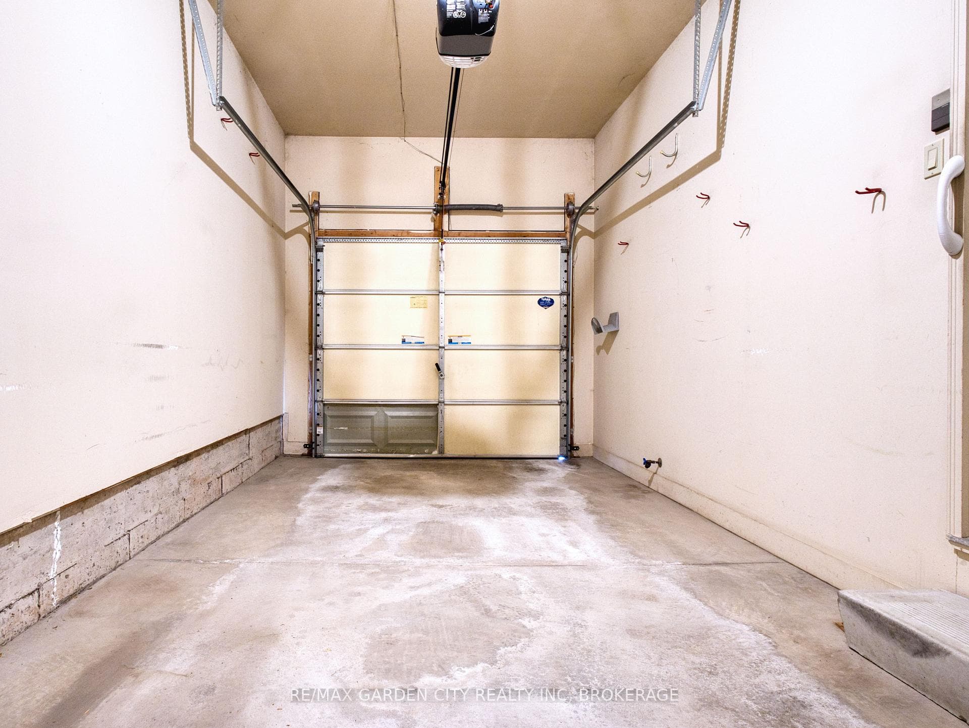 Single garage w/electric garage door opener