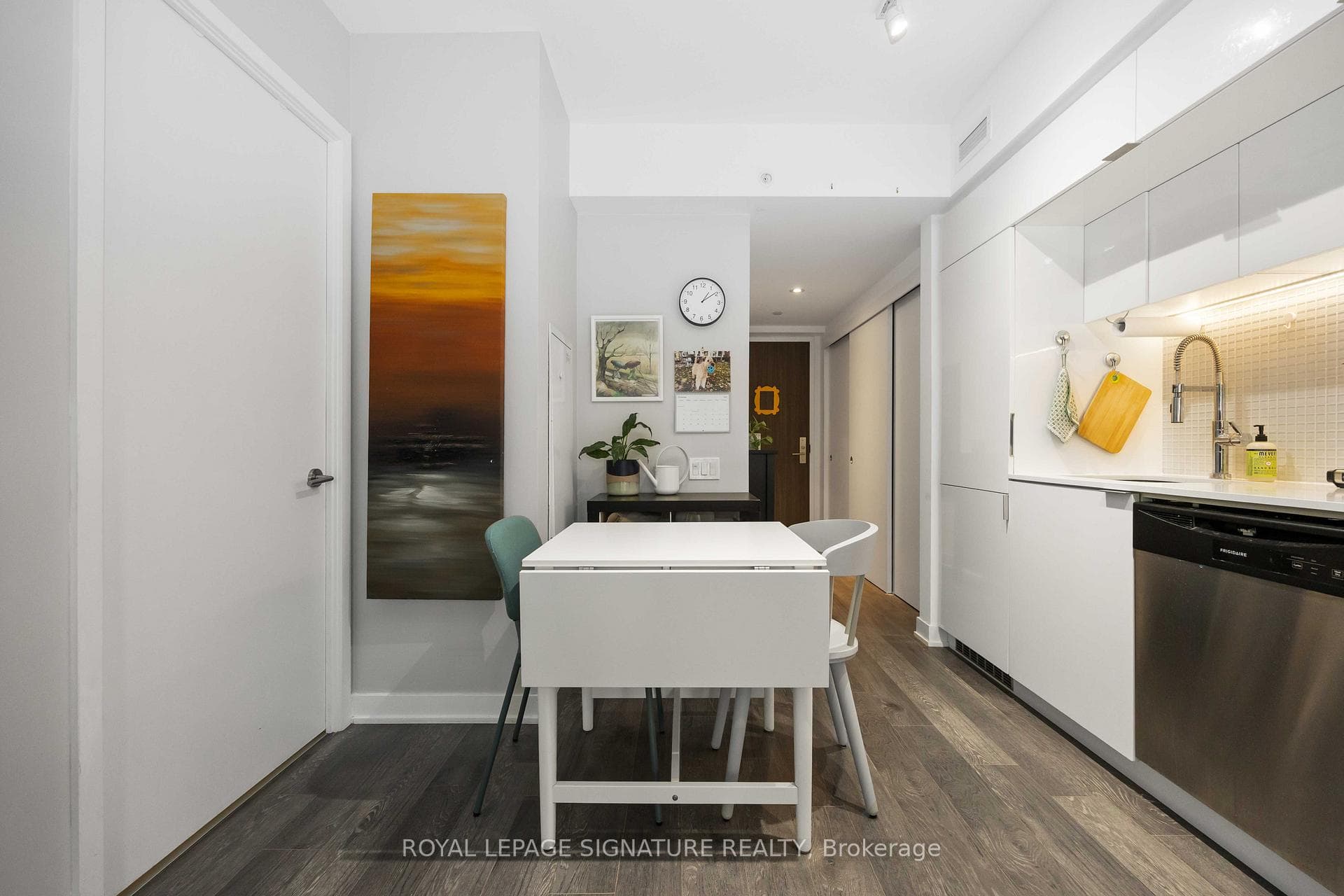 185 Roehampton Avenue Unit 407 photo 8