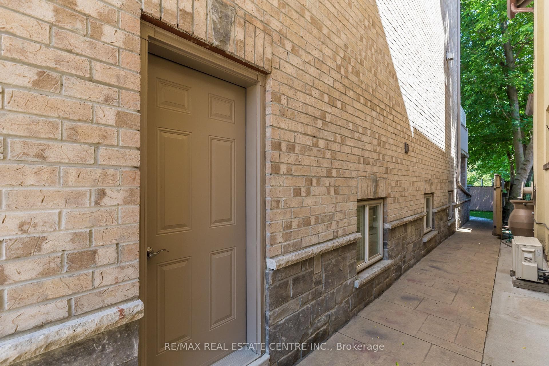 71 Lawton Boulevard photo 39